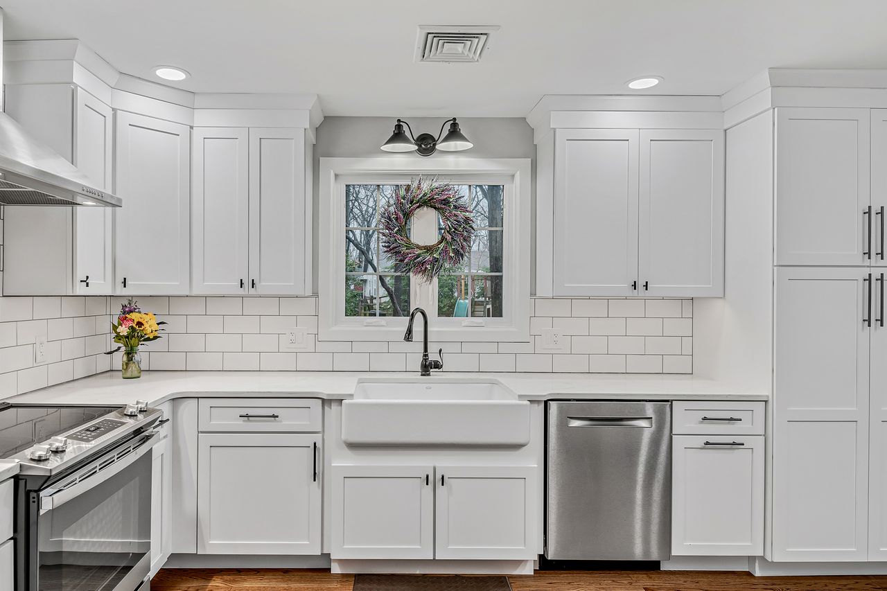 Lovely Kitchen, perfect to change out from season to season - this was one of our listings